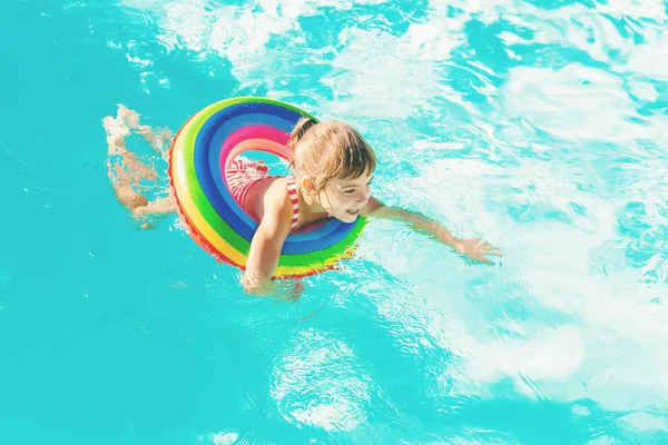 Enfant Nage Dans Une Piscine Avec Gilet Sauvetage Concentration Sélective — Photo