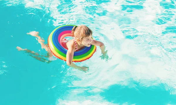 子供は救命具付きのプールで泳いでいます 選択的焦点 — ストック写真