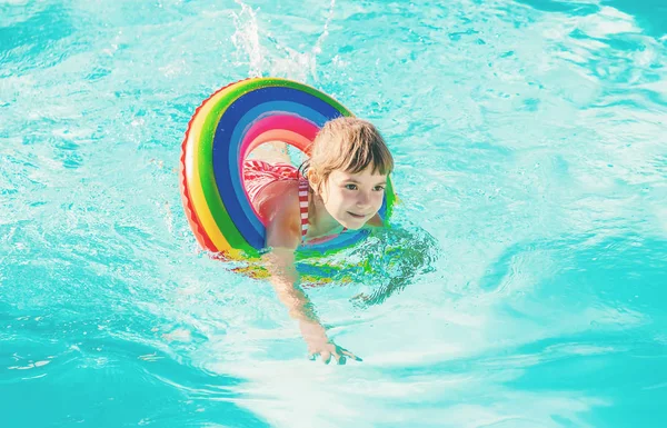 Niño Nada Una Piscina Con Salvavidas Focus Nature Selectivo —  Fotos de Stock