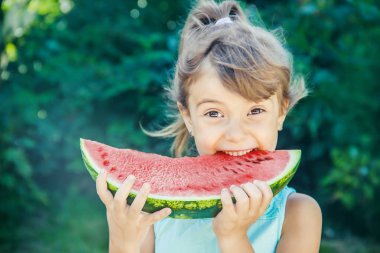 Bir çocuk karpuz yiyor. Seçici odak. doğa.