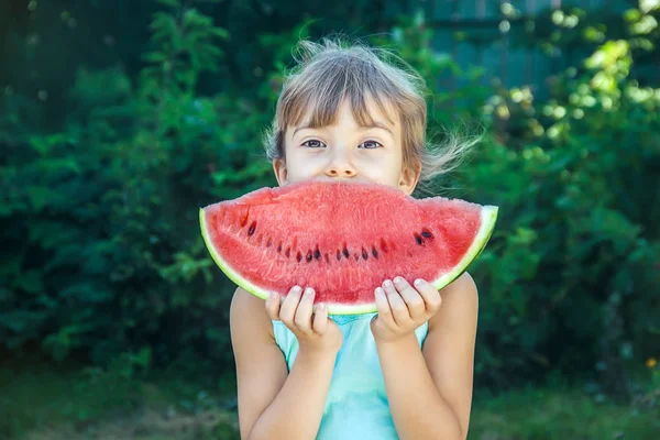 Een Kind Eet Watermeloen Selectieve Aandacht Natuur — Stockfoto
