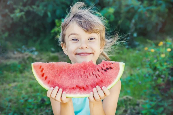 Een Kind Eet Watermeloen Selectieve Aandacht Natuur — Stockfoto