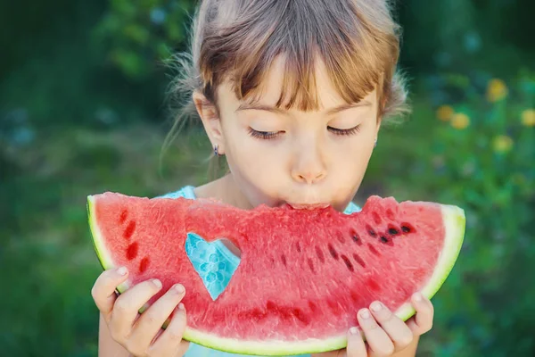 Een Kind Eet Watermeloen Selectieve Aandacht Natuur — Stockfoto