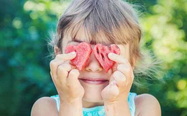 Bambino Mangia Anguria Concentrazione Selettiva Natura — Foto Stock