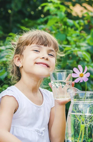 Bicchiere Acqua Bambino Concentrazione Selettiva Cibo Bevande Natura — Foto Stock