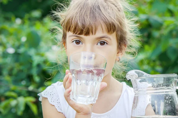 Vaso Agua Infantil Enfoque Selectivo Comida Bebida Naturaleza — Foto de Stock