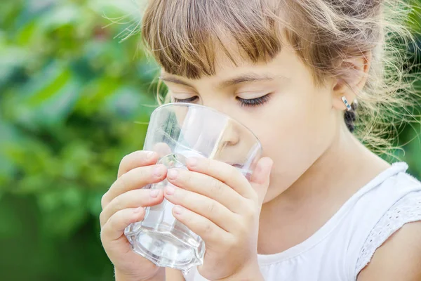 Vidro Criança Água Foco Seletivo Comida Bebida Natureza — Fotografia de Stock