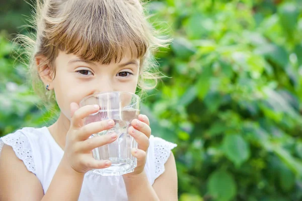 Barn Glas Vatten Selektivt Fokus Mat Och Dryck Naturen — Stockfoto