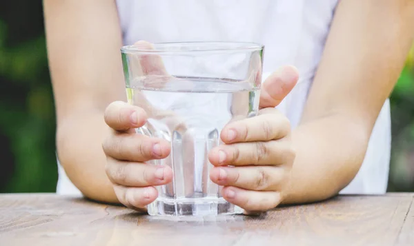Kind Glas Water Selectieve Aandacht Eten Drinken Natuur — Stockfoto