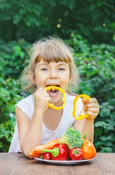 어린이는 야채를 먹는다 선택적 — 스톡 사진