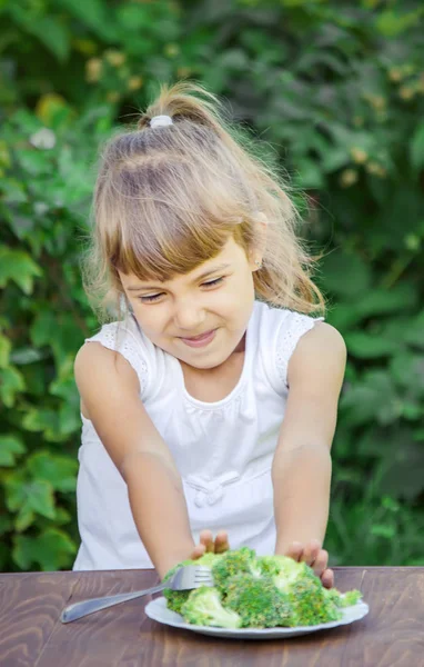 Kind Eet Groenten Zomer Foto Selectieve Gerichtheid — Stockfoto