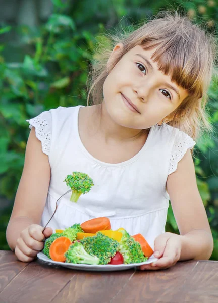 Kind Eet Groenten Zomer Foto Selectieve Gerichtheid — Stockfoto