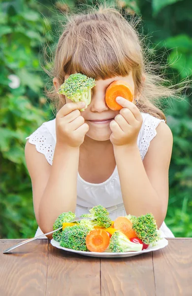 Kind Eet Groenten Zomer Foto Selectieve Gerichtheid — Stockfoto