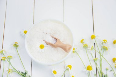 Papatya çayı küçük bir şişede. Seçici odaklanma. Doğa.