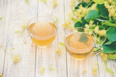 ıhlamur çayı ve çiçekler. Seçici odak. içki Kupası