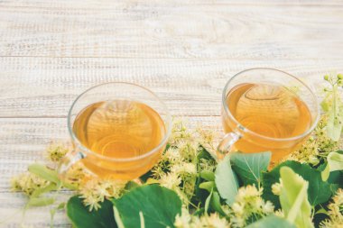 ıhlamur çayı ve çiçekler. Seçici odak. içki Kupası