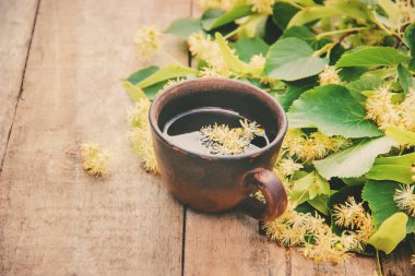 ıhlamur çayı ve çiçekler. Seçici odak. içki Kupası