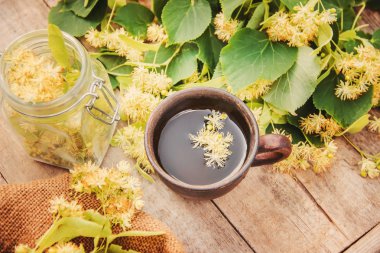 ıhlamur çayı ve çiçekler. Seçici odak. içki Kupası