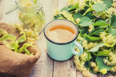 ıhlamur çayı ve çiçekler. Seçici odak. içki Kupası