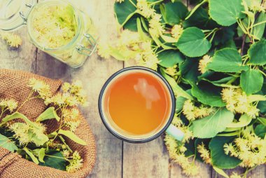 ıhlamur çayı ve çiçekler. Seçici odak. içki Kupası