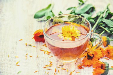 Calendula çay ve çiçekler. Seçici odak. doğa içki