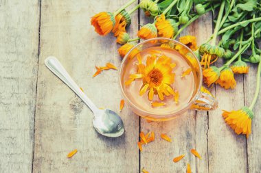 Calendula çay ve çiçekler. Seçici odak. doğa içki