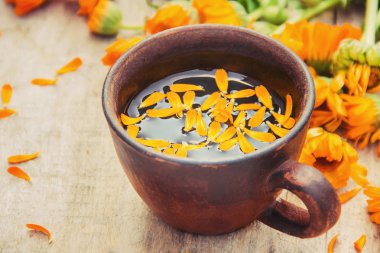Calendula çay ve çiçekler. Seçici odak. doğa içki