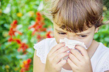 Mevsimlik anti bir çocukta. Coryza. Seçici odak. Doğa