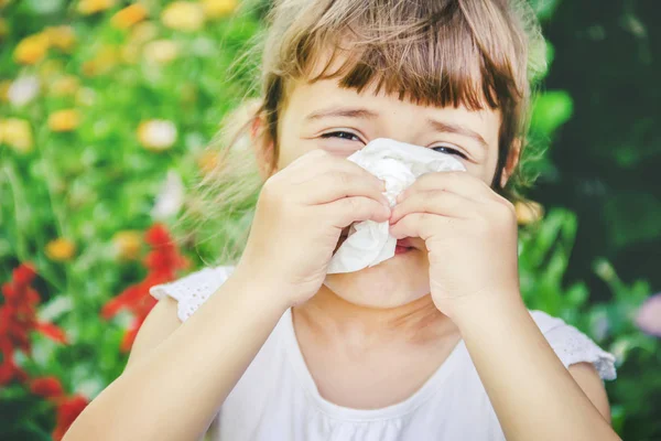 Alergia Estacional Niño Coryza Enfoque Selectivo Naturaleza — Foto de Stock