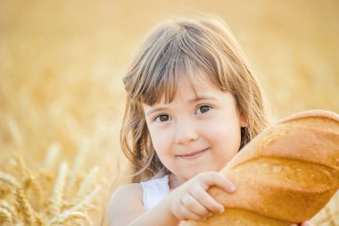 Çocuk ve ekmek. seçici odak. Yiyecek ve içecek.