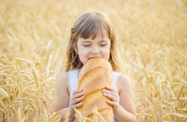 Çocuk ve ekmek. seçici odak. Yiyecek ve içecek.