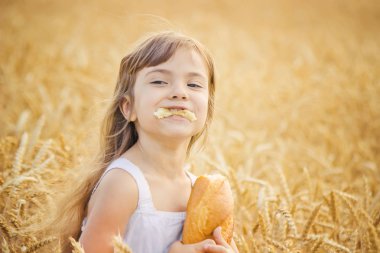 Çocuk ve ekmek. seçici odak. Yiyecek ve içecek.