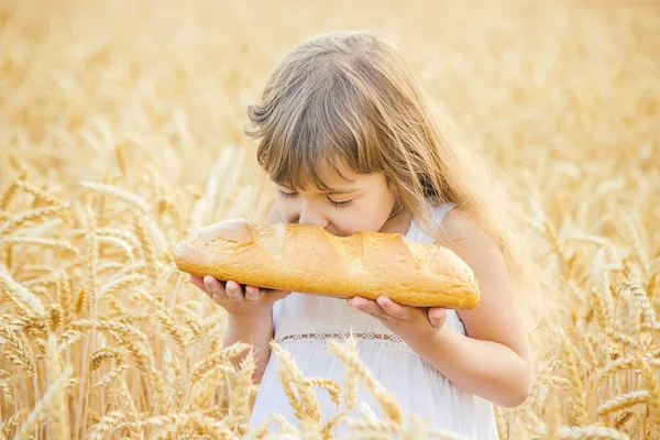Çocuk ve ekmek. seçici odak. Yiyecek ve içecek.