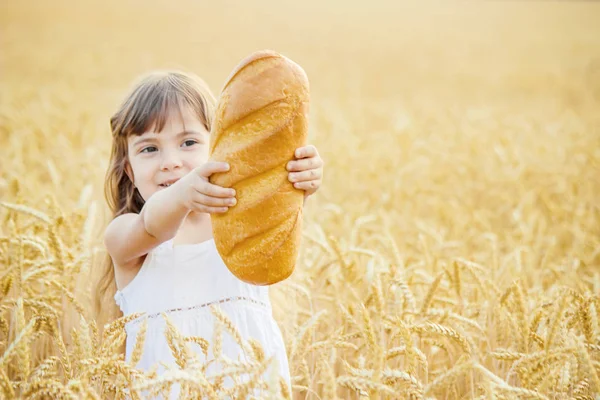 Çocuk ve ekmek. seçici odak. Yiyecek ve içecek.