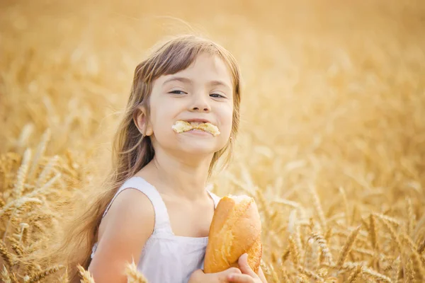 Çocuk ve ekmek. seçici odak. Yiyecek ve içecek.