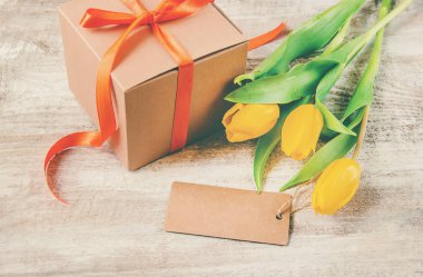 hediye ve çiçek. seçici odak. holideys ve olaylar. mutlu