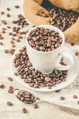 Kahve çekirdeği. Bir fincan kahve. Seçici odaklanma. iç