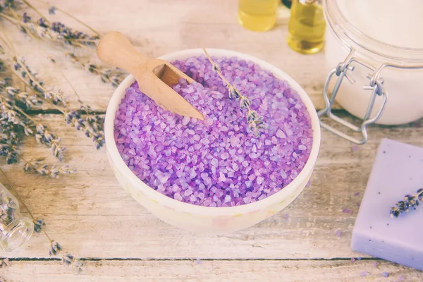 Lavanta ekstresi ile deniz tuzu. Seçici odak. Spa