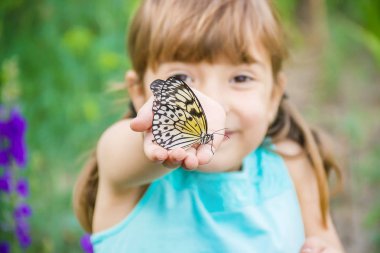Kelebekli bir çocuk. Fikir luconoe. Seçici odak.