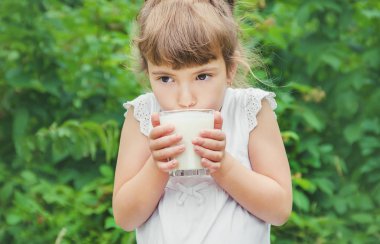 Çocuk süt ve kurabiye içer. Seçici odak.