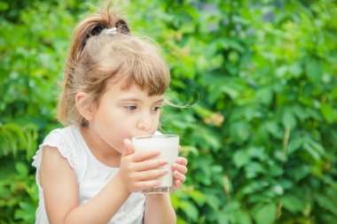 Çocuk süt ve kurabiye içer. Seçici odak.