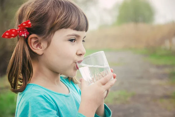 儿童杯水。选择性对焦。孩子. — 图库照片