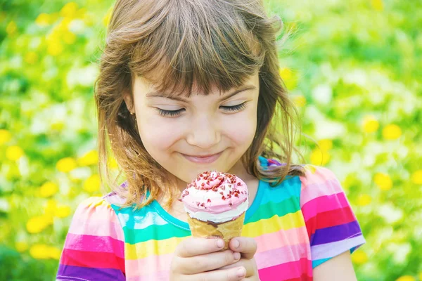 아이 아이스크림을 먹는다. 선택적 초점. — 스톡 사진