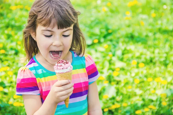 Das Kind isst Eis. Selektiver Fokus. — Stockfoto