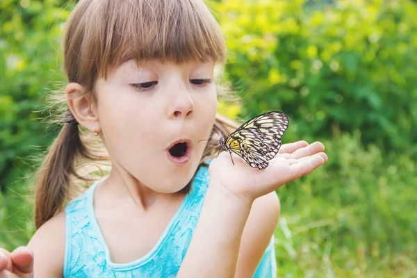 Παιδί με πεταλούδα. Ιδέα λεουκόνοε. Επιλεκτική εστίαση. — Φωτογραφία Αρχείου