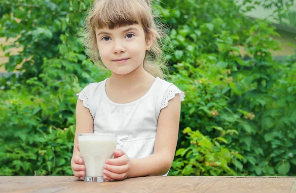 El niño bebe leche y galletas. Enfoque selectivo . — Foto de Stock