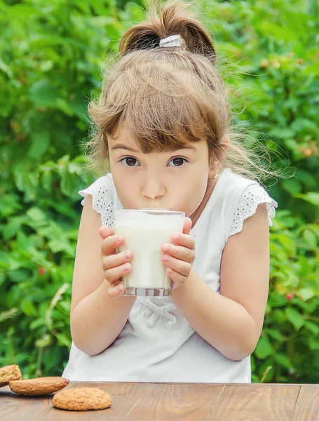 El niño bebe leche y galletas. Enfoque selectivo . — Foto de Stock