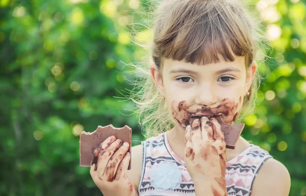 一个可爱的孩子吃巧克力。选择性聚焦. — 图库照片