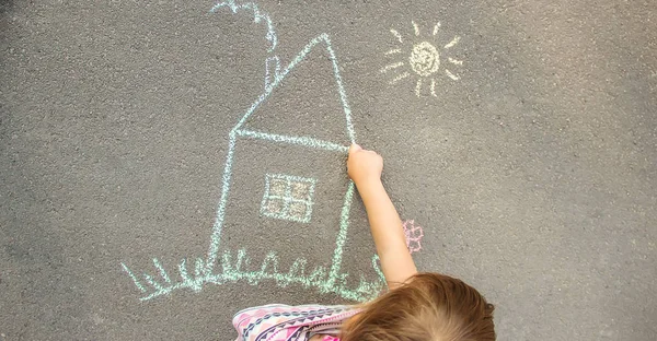 Çocuk tebeşir evi çiziyor. Seçici odak. — Stok fotoğraf