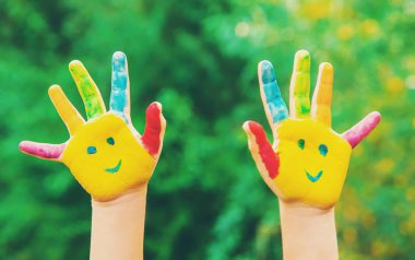 çocuk elinde renkler. Yaz fotoğraf. Seçici odak.